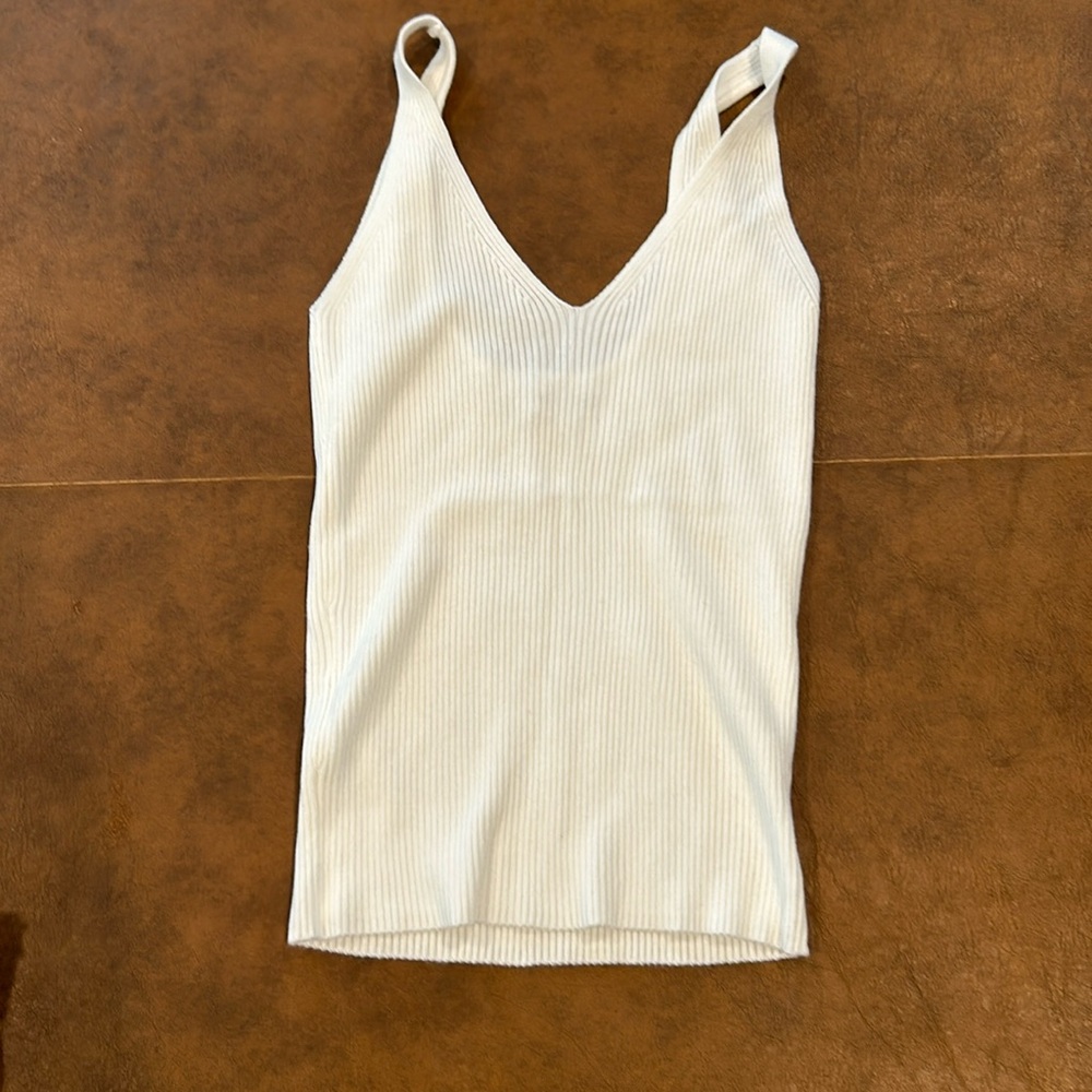 White tank top like new condition
